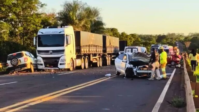 Acidente com cinco veículos mata um e fere 12 pessoas na BR-163