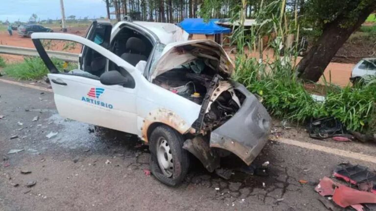 Picape colide com carreta e mata duas pessoas em rodovia de MS