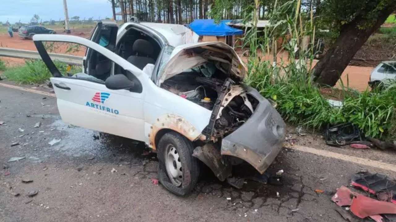 Picape colide com carreta e mata duas pessoas em rodovia de MS