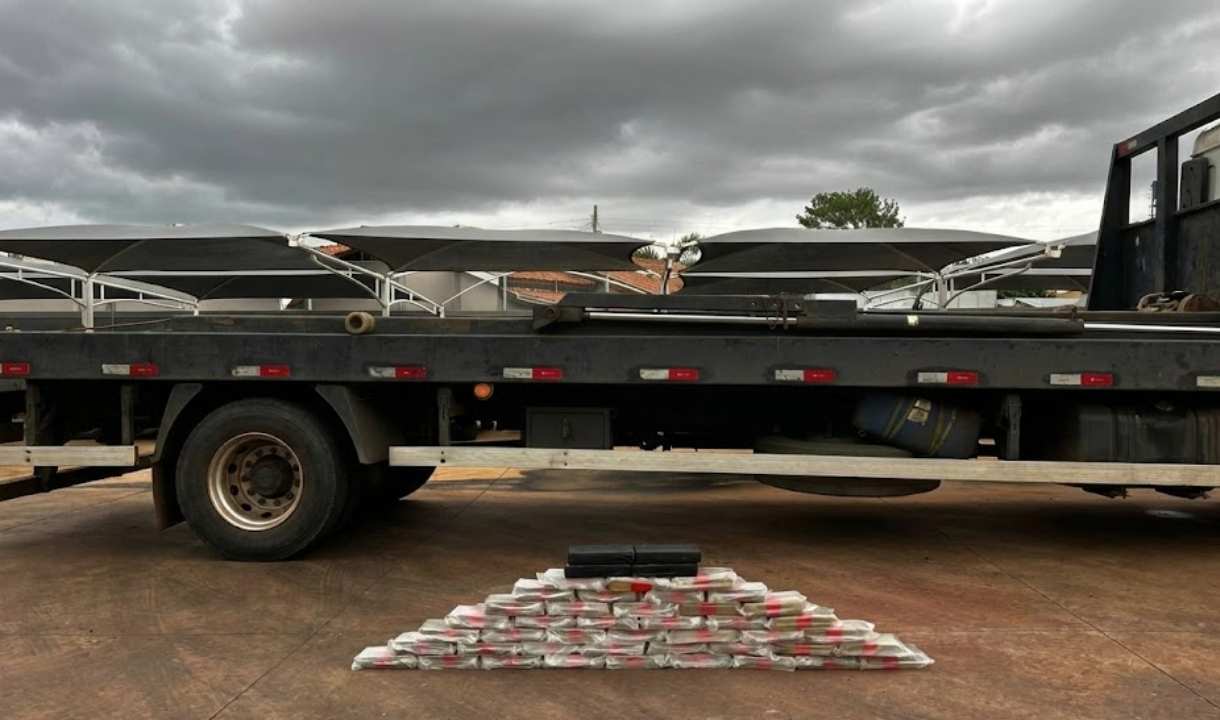 Polícia Federal apreende cerca de 50 kg de cocaína e prende motorista em flagrante durante fiscalização de rotina em Bataguaçu, no MS.