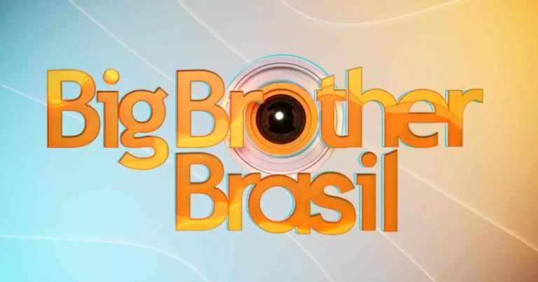 Pessoas em frente a uma Casa de Vidro do BBB 26, com um participante confinado visível.