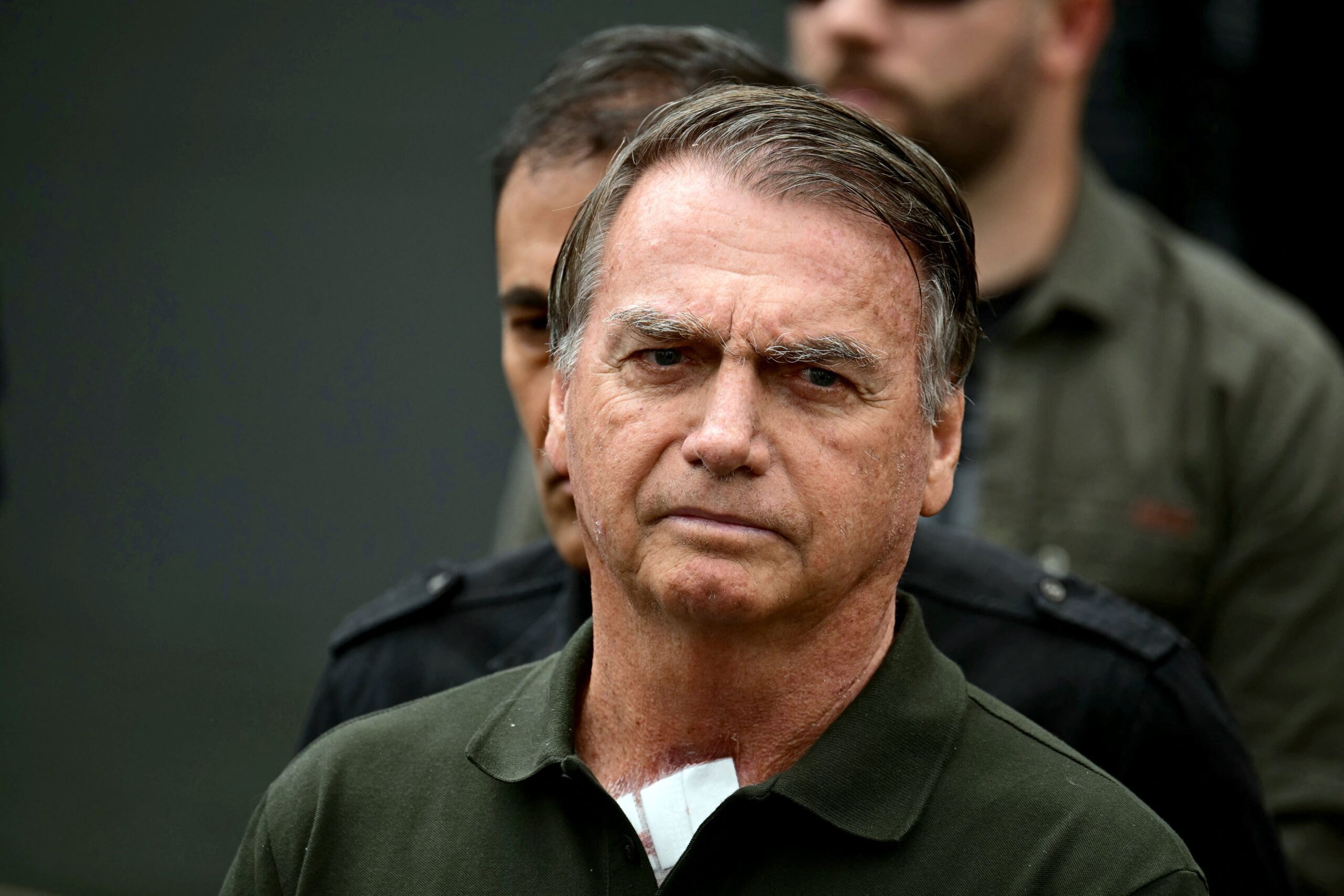 Jair Bolsonaro sendo transferido para o 19º Batalhão da PMDF, conhecido como Papudinha.