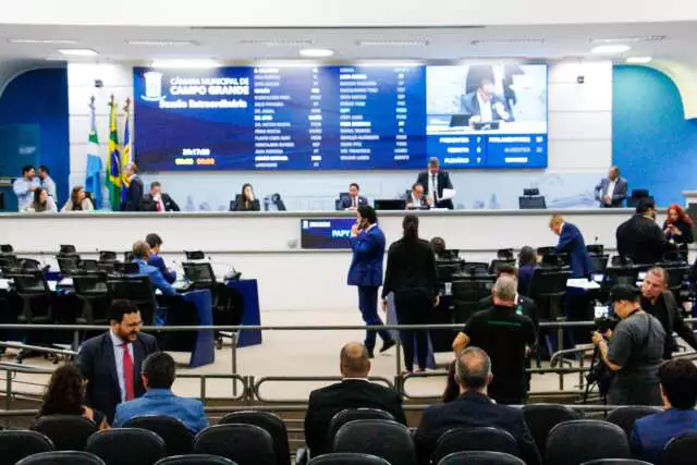 Vereadores em sessão votando sobre a taxa do lixo no IPTU.