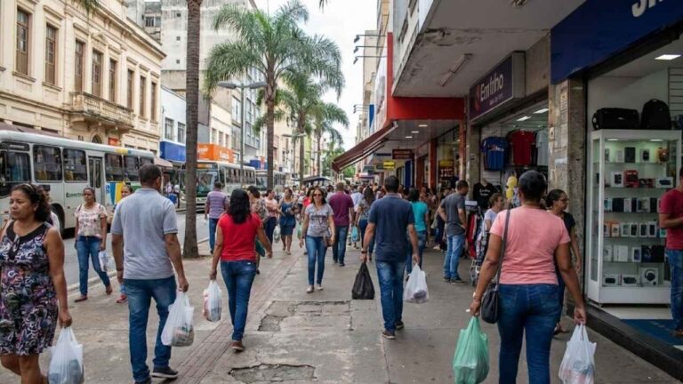 Ministro detalha impacto de R$ 110 bilhões com reajuste do salário mínimo e isenção de imposto
