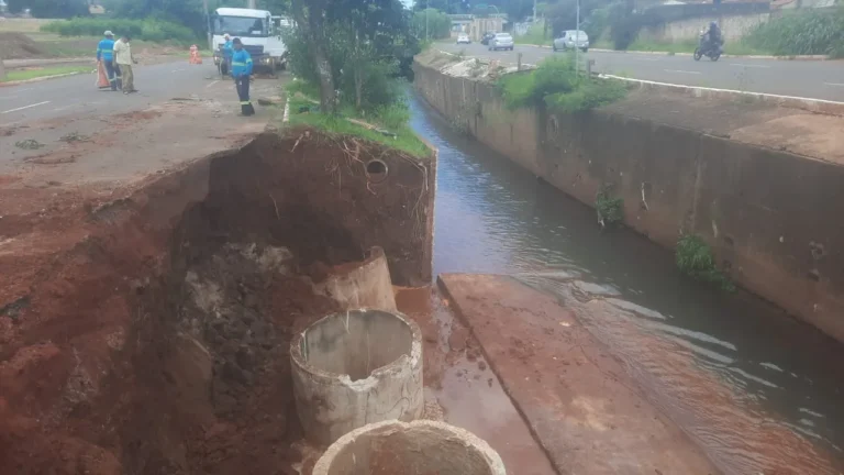 Prefeitura inicia recuperação do canal do córrego Segredo
