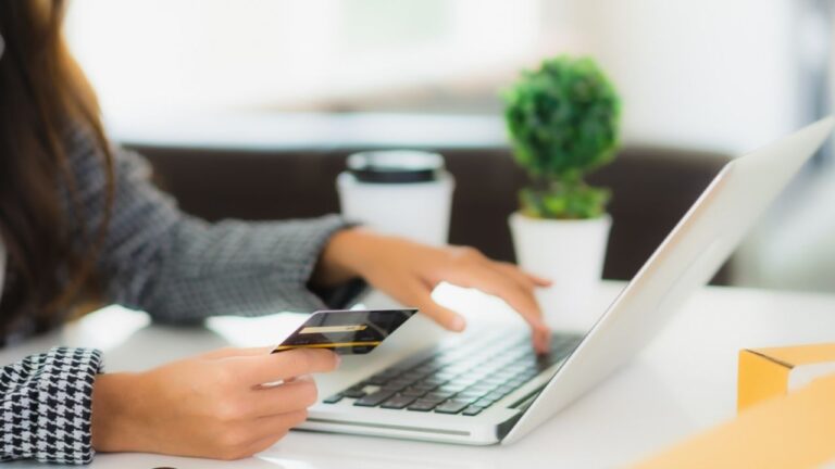 Descubra tudo sobre crédito digital: como ativar no app, vantagens, pontos de atenção e dicas para usar de forma consciente e segura no Brasil.
