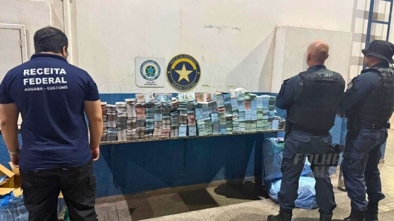Agentes da Receita Federal e Polícia Militar fiscalizando notas falsas de reais e dólares apreendidas em táxi boliviano no Posto Esdras, fronteira com Corumbá.