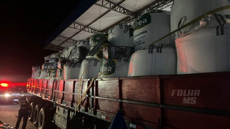 PF apreende 372 kg de drogas em caminhão com borato em Corumbá. Motorista foi preso em flagrante e investigação segue em andamento.