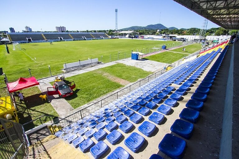 Torcedores lotam o Estádio Arthur Marinho em Corumbá, Mato Grosso do Sul, para o jogo do Corumbaense.