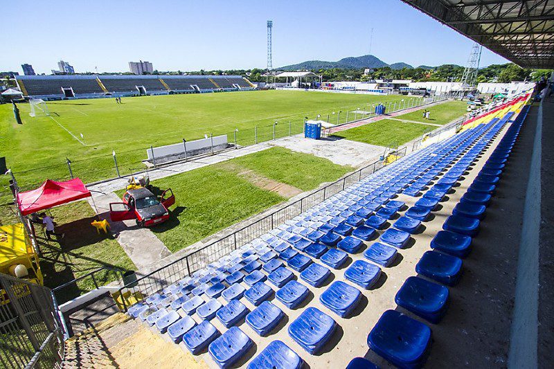 Torcedores lotam o Estádio Arthur Marinho em Corumbá, Mato Grosso do Sul, para o jogo do Corumbaense.