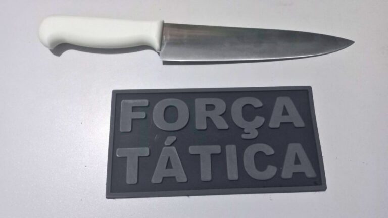 Idosa aciona polícia após se sentir ameaçada por homem armado com faca