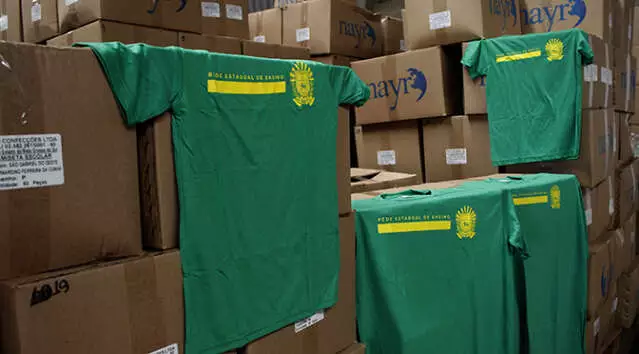 Alunos da Rede Estadual de Ensino de MS usando novos uniformes escolares