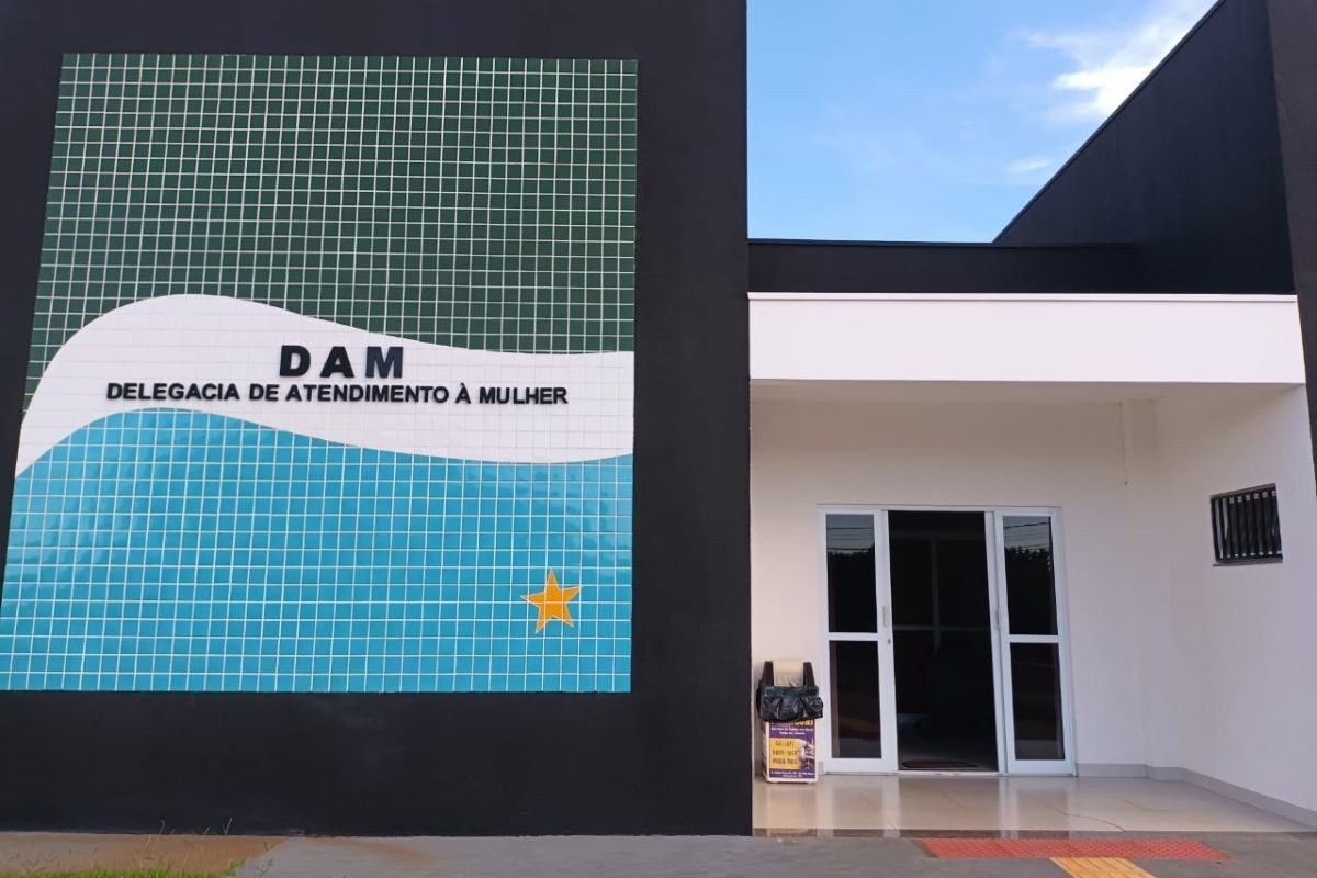 Mãos de adolescente segurando celular, com símbolos de ameaça e segurança digital.