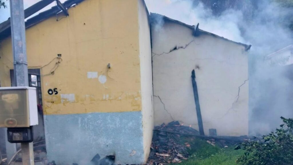 Incêndio destrói casa e pertences de família no bairro Aeroporto em Corumbá 2 incendio casa2