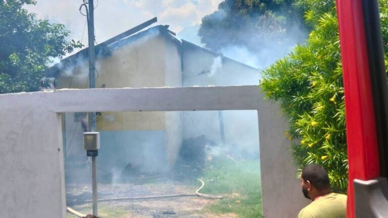 Incêndio destrói casa e pertences de família no bairro Aeroporto em Corumbá