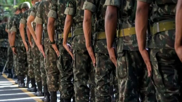 Jovem em Campo Grande com documentos pessoais e celular para fazer o alistamento militar on-line até 30 de junho