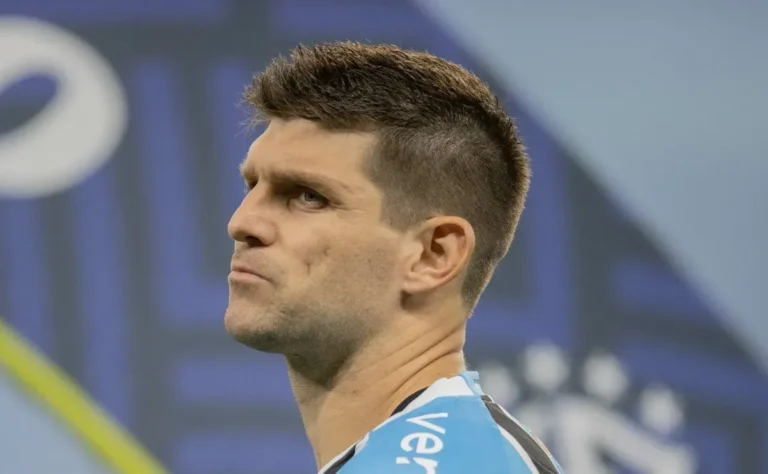 Walter Kannemann, zagueiro do Grêmio, em ação durante uma partida de futebol.