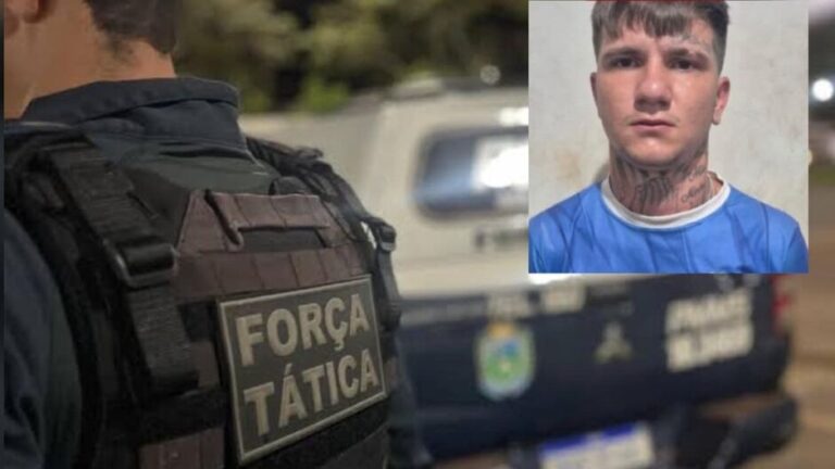 Viaturas da polícia estacionadas próximas a conjunto habitacional com área de mata ao fundo