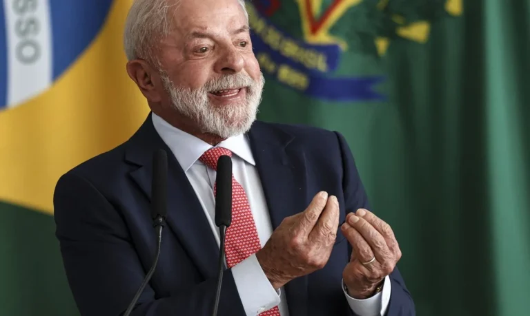 Lula afirma que democracia é obra em construção e deve ser constantemente zelada