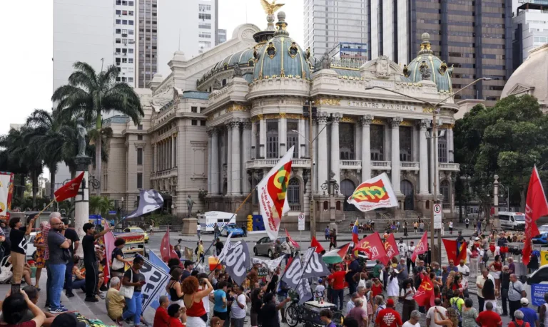 Manifestação no Rio rejeita anistia a golpistas e reforça defesa da democracia