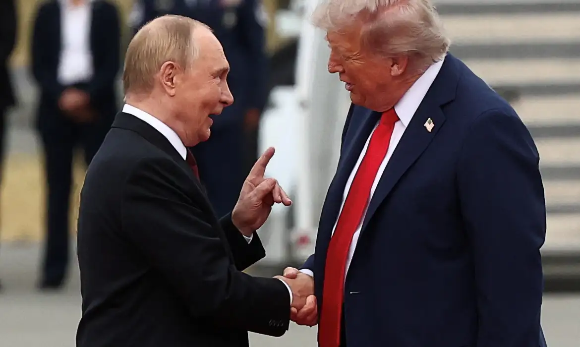 Trump descarta operação para capturar Putin e aposta em solução diplomática para guerra na Ucrânia. Entenda a nova estratégia dos EUA.