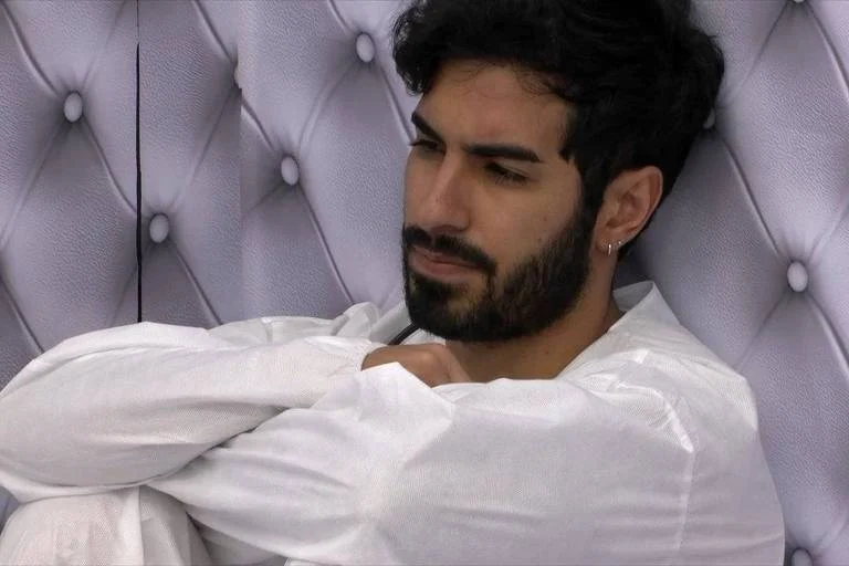Ricardinho aperta botão e desiste do quarto branco no BBB 26