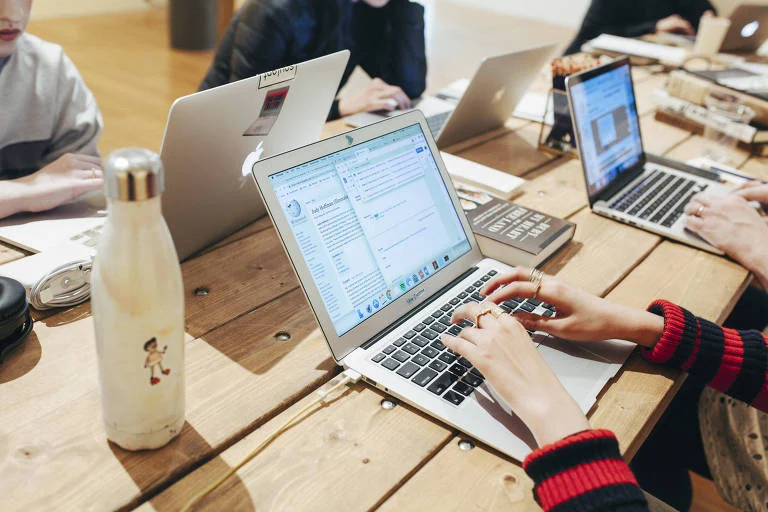 Wikipédia celebra 25 anos com novos acordos com empresas de inteligência artificial