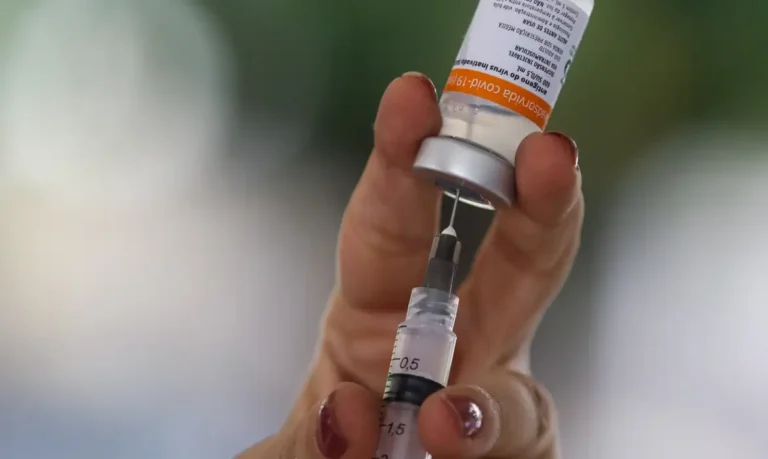 Brasil registrou as primeiras doses da vacina contra a covid-19 há cinco anos