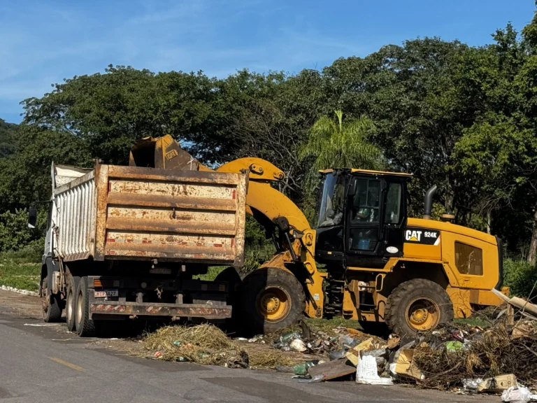 Prefeitura de Corumbá segue cata galhos mensal e faz retirada no Jardim dos Estados