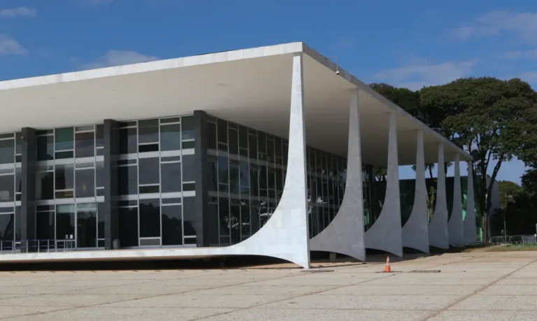 Psol aciona STF e pede suspensão da gratificação faroeste no Rio