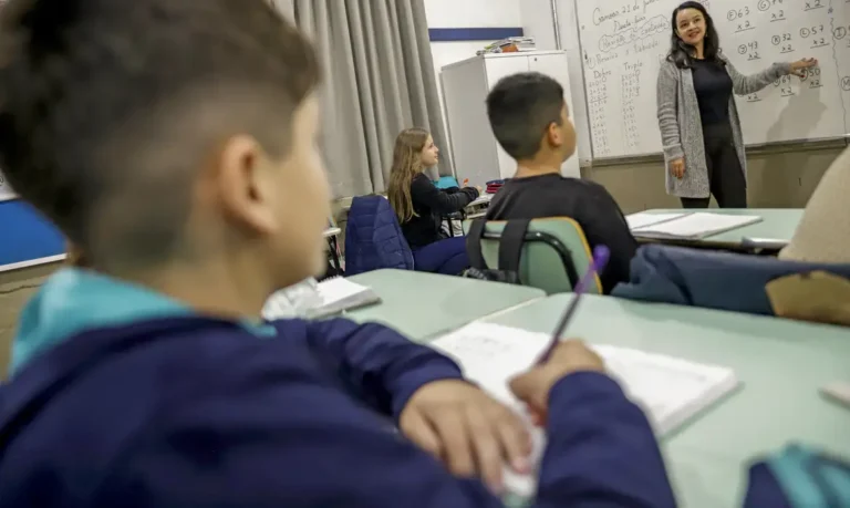 Governo anuncia reajuste do piso do magistério e CNTE celebra ganho real