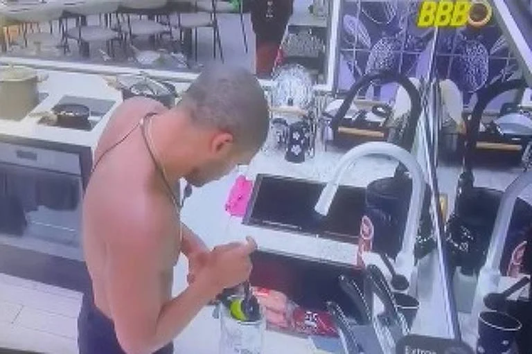 Matheus Moreira tenta espremer limão inteiro no BBB 26 e viraliza nas redes