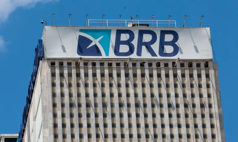 Diretor do Banco de Brasília é ouvido pela PF sobre compra do Banco Master