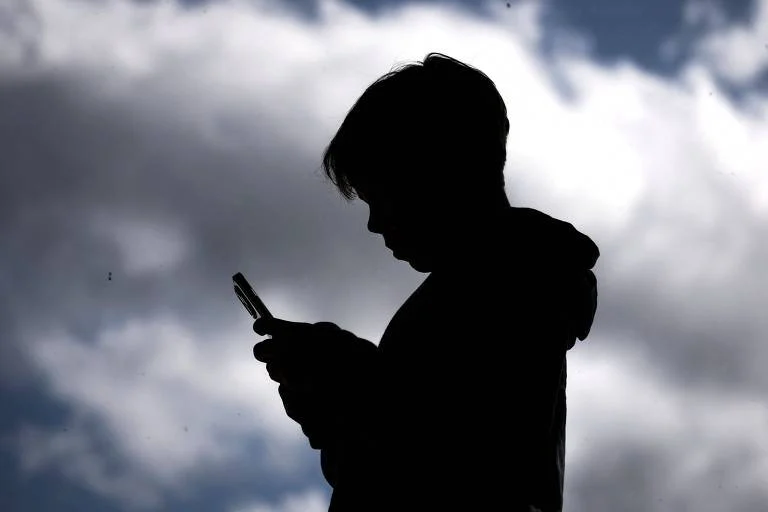 União Europeia avalia proibir acesso de menores de idade às redes sociais