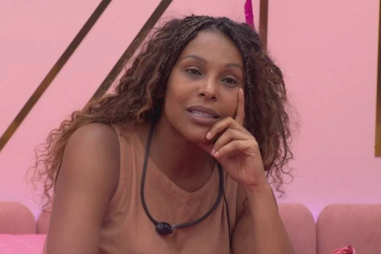 Sol Vega aponta traição de Jordana em alerta para Sarah e Solange Couto