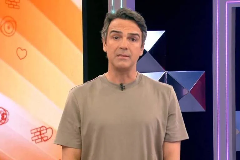 Tadeu Schmidt alerta confinados sobre contato físico após saída de Paulo Augusto