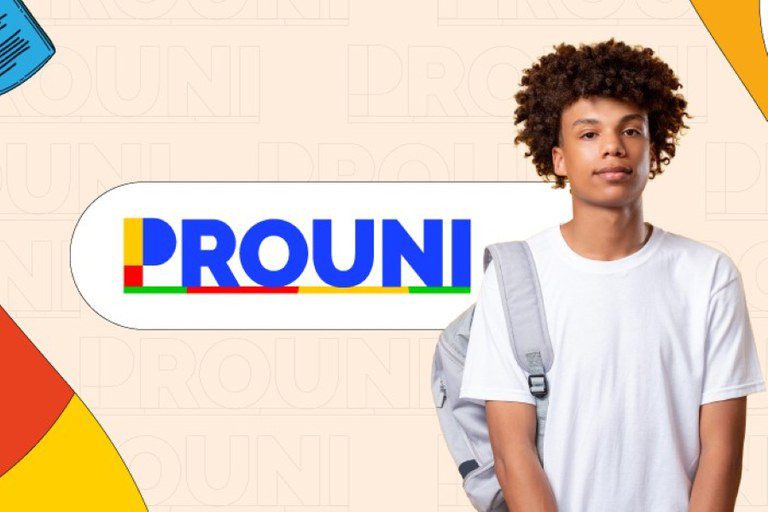 Estudantes em campus universitário no MS acessando inscrição do Prouni 2026 pela internet