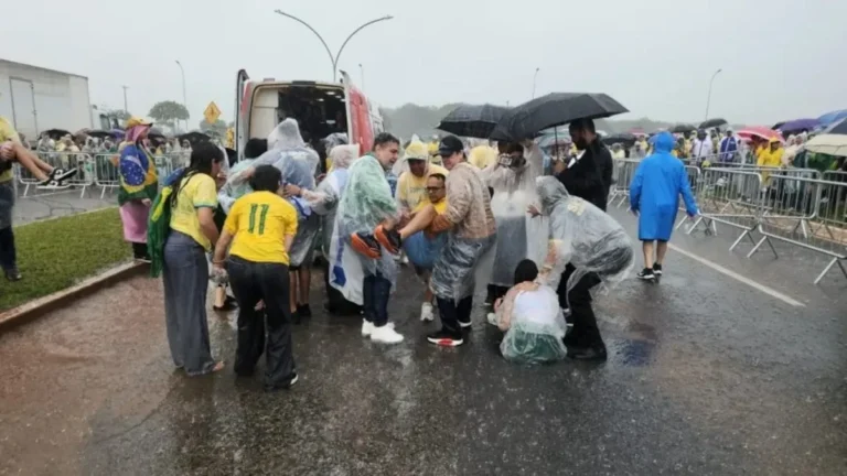 Raio atinge a caminhada de Nikolas Ferreira em Brasília e bombeiros socorrem 72 pessoas