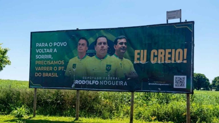 Justiça Eleitoral determina retirada de outdoor de Rodolfo Nogueira em Itaporã e exige comprovação da origem dos recursos usados na propaganda política.