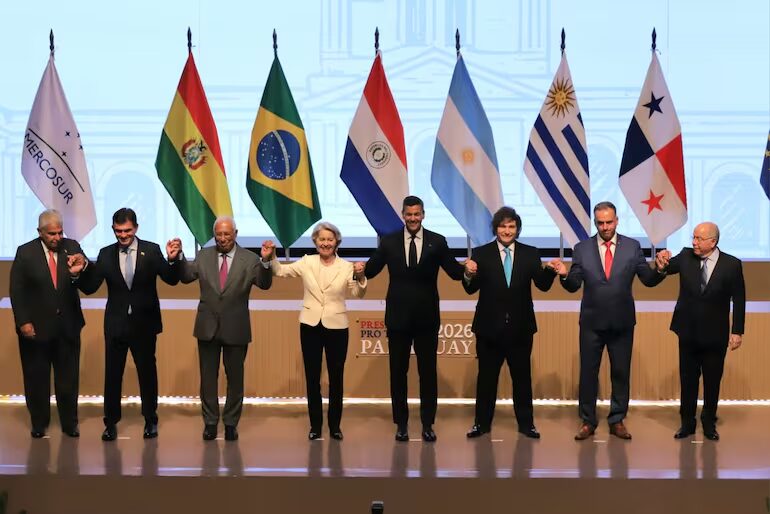 Rodovia em Mato Grosso do Sul com caminhões, simbolizando a Rota Bioceânica e a integração logística para exportações no acordo Mercosul-União Europeia.