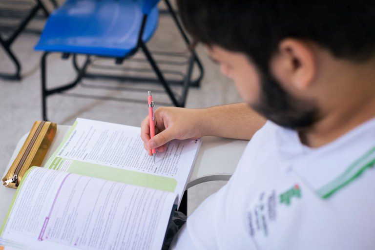 Jovens estudantes em Mato Grosso do Sul se preparando para o Sisu 2026.