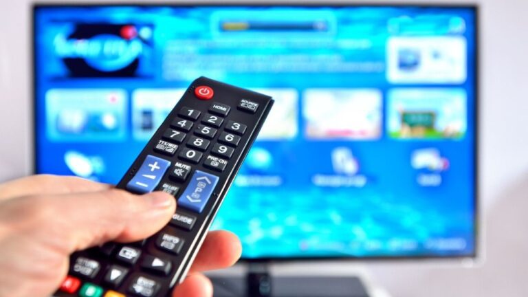 Defesa de Bolsonaro pede a Moraes instalação de Smart TV em cela