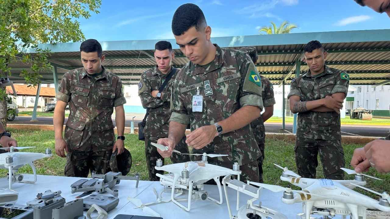 Projeto Soldado-Cidadão capacita 592 militares do Comando Militar do Oeste em 2025, oferecendo cursos técnicos para qualificação profissional no mercado civil.