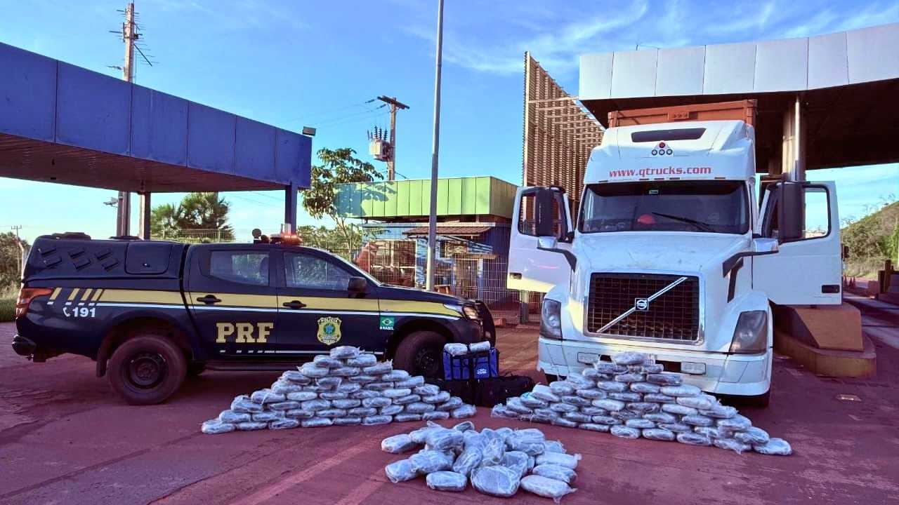 PRF apreendeu 172 quilos de skunk em carreta com placas da Bolívia durante fiscalização na BR-262, em Corumbá, neste domingo.
