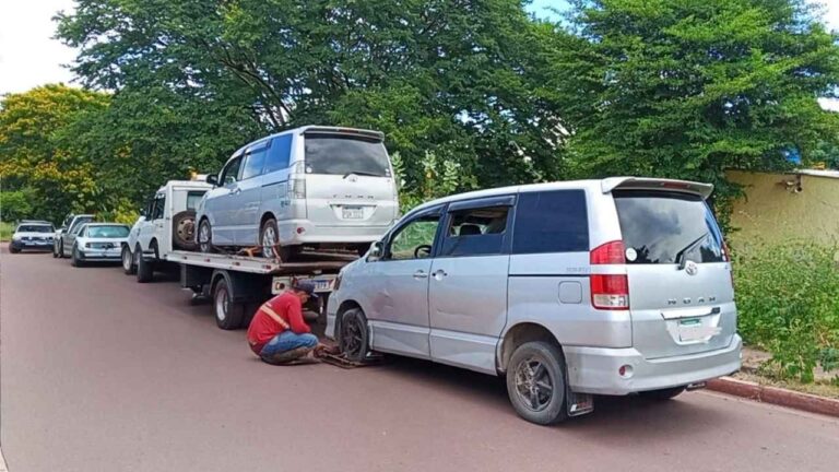 AGETRAT remove três vans clandestinas e aplica seis multas no bairro Previsul, em Corumbá