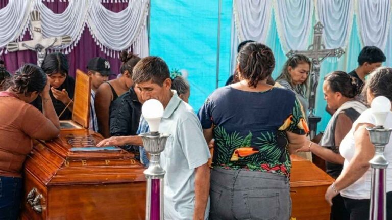 Família morre em acidente de van na Bolívia; cortejo reúne comunidade. Quatro sobreviventes seguem internados em Corumbá. Investigação da polícia continua.
