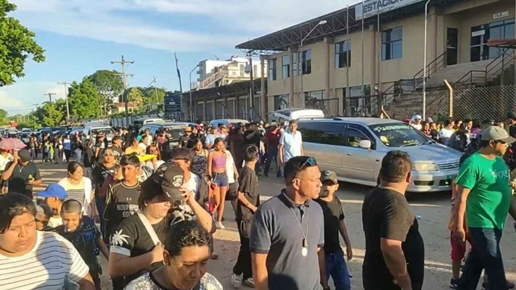 Família morre em acidente de van na Bolívia; cortejo reúne comunidade. Quatro sobreviventes seguem internados em Corumbá. Investigação da polícia continua.