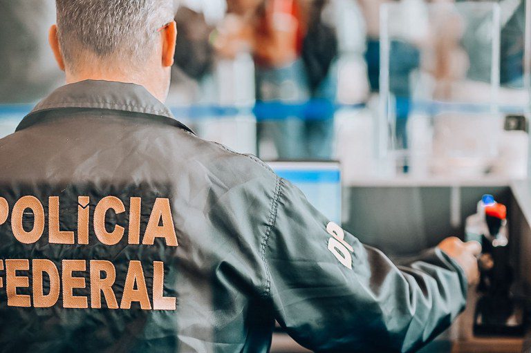 PF prende cinco foragidos em voo de deportados no aeroporto de Confins