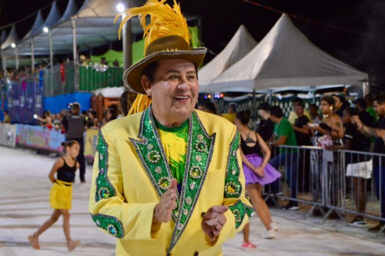 Carnaval reúne 15 mil pessoas no primeiro dia de desfiles