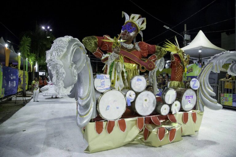Imperatriz abre segunda noite de desfiles para celebrar 15 anos de avenida